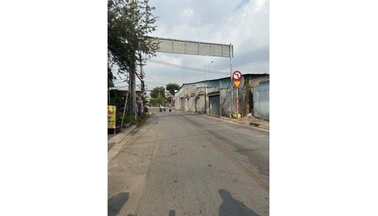 BÁN GẤP  NHÀ XƯỞNG  QUỐC LỘ 22  - DÒNG TIỀN - ĐƯỜNG CONTAINER - 1 CĂN RA MẶT TIỀN QL22 - 175M2 - NGANG MẶT TIỀN HƠN 10M - CHỈ 6 TỶ.